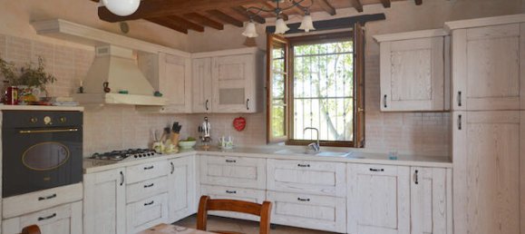 5 bedrooms House in Chiusi, Italy No. 52735 4