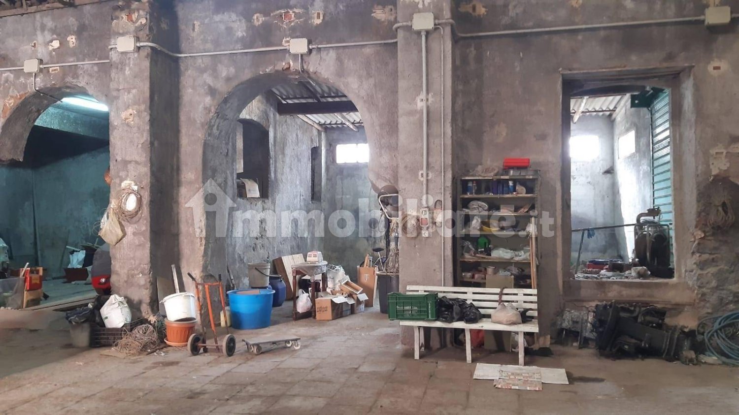 2 rooms Commercial property in Catania, Italy No. 44639