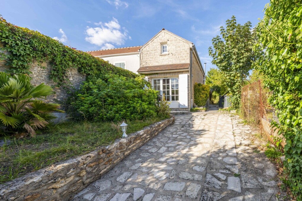 Casa de 3 dormitorios en Chartrettes, France No. 318731
