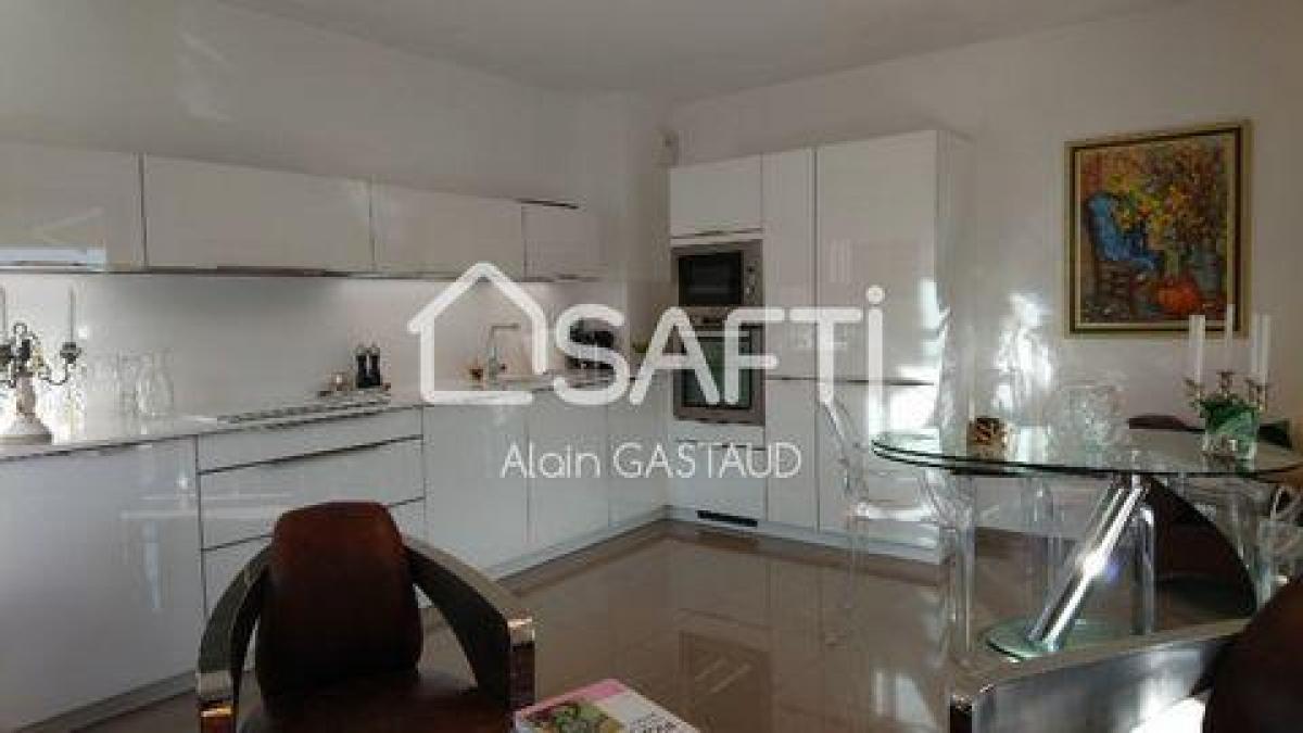 2 bedrooms Condo in Saint-Raphael, France No. 3665