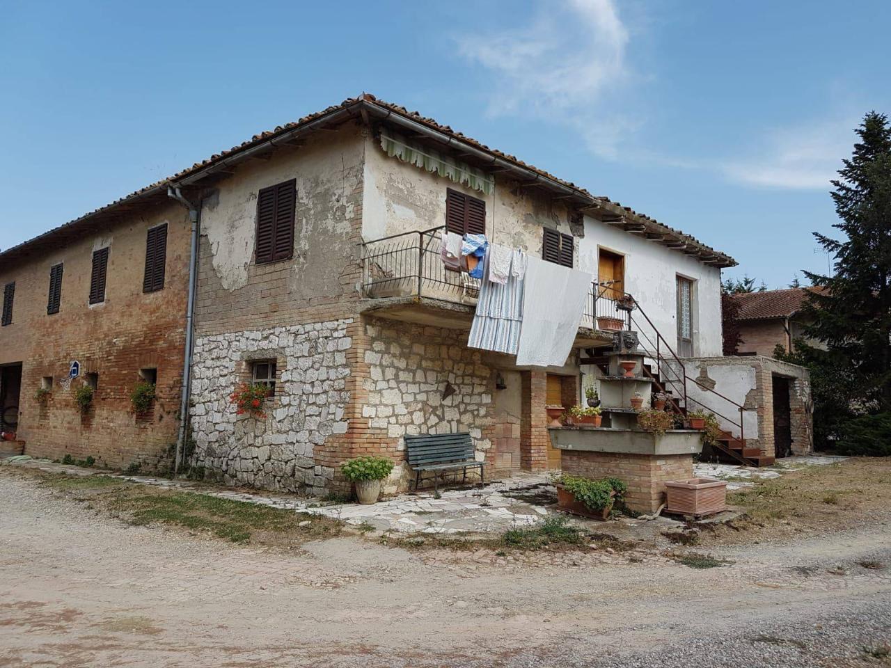 15 rooms House in Siena, Italy No. 105311