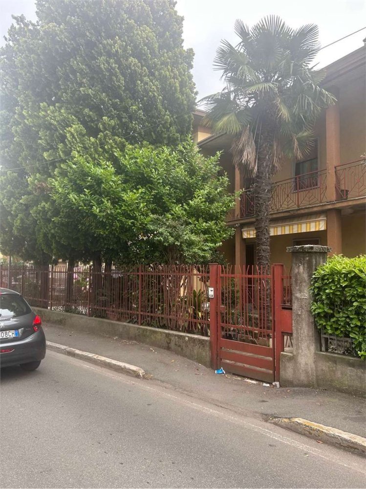 5 bedrooms Villa in Osio Sotto, Italy No. 397614