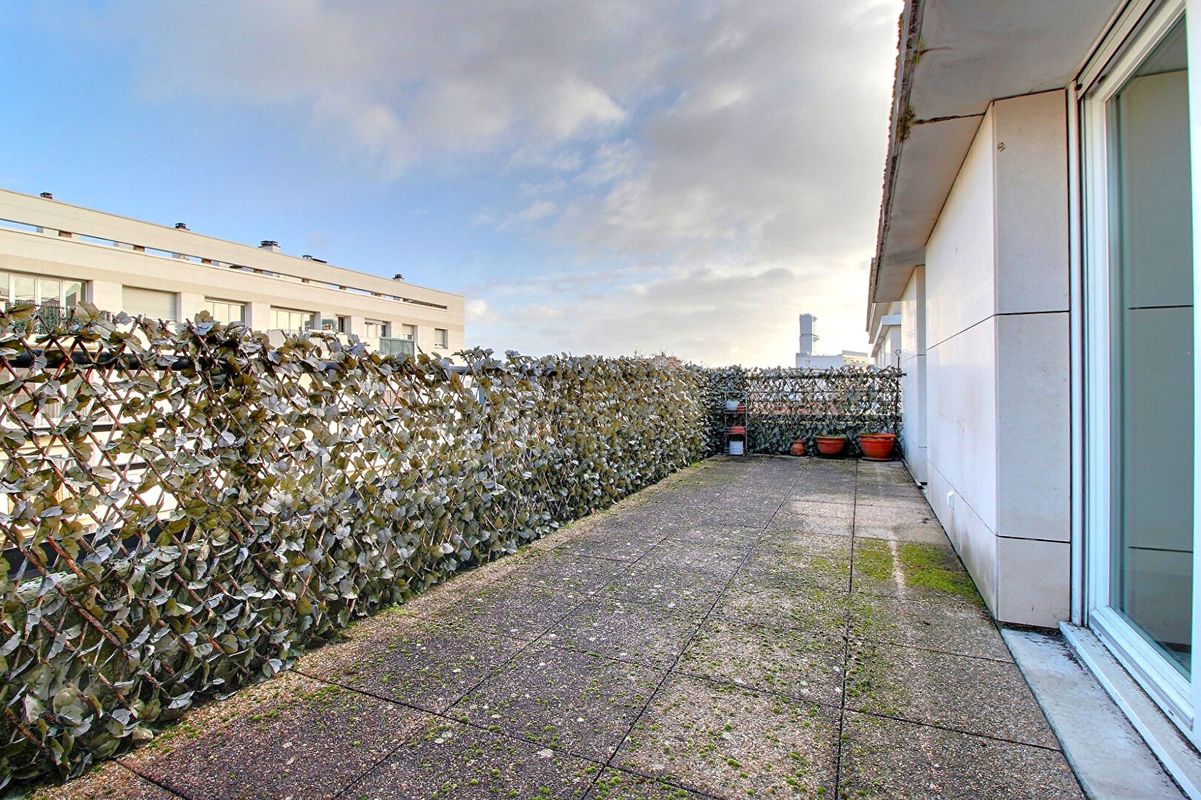 3 chambres Appartement à Clichy, France No. 169008