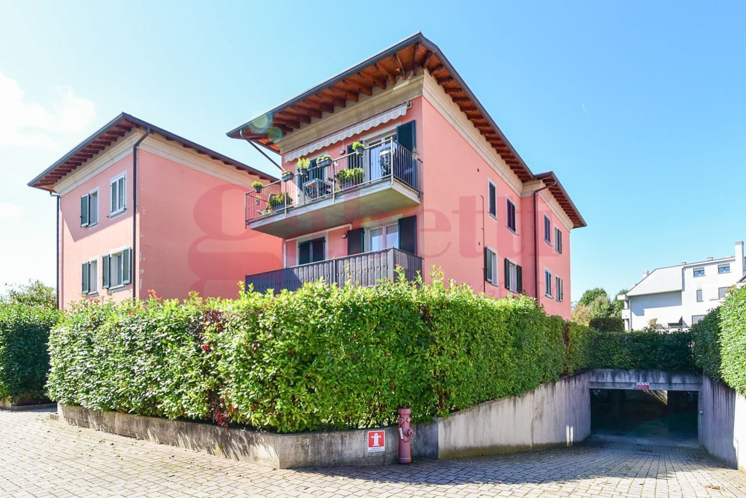Apartamento de 3 habitaciónes en Carugo, Italy No. 286296
