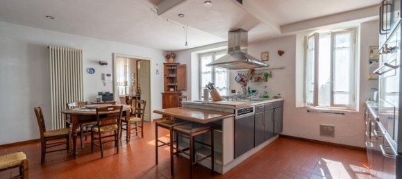 5 bedrooms Villa in Lucca, Italy No. 106308 4