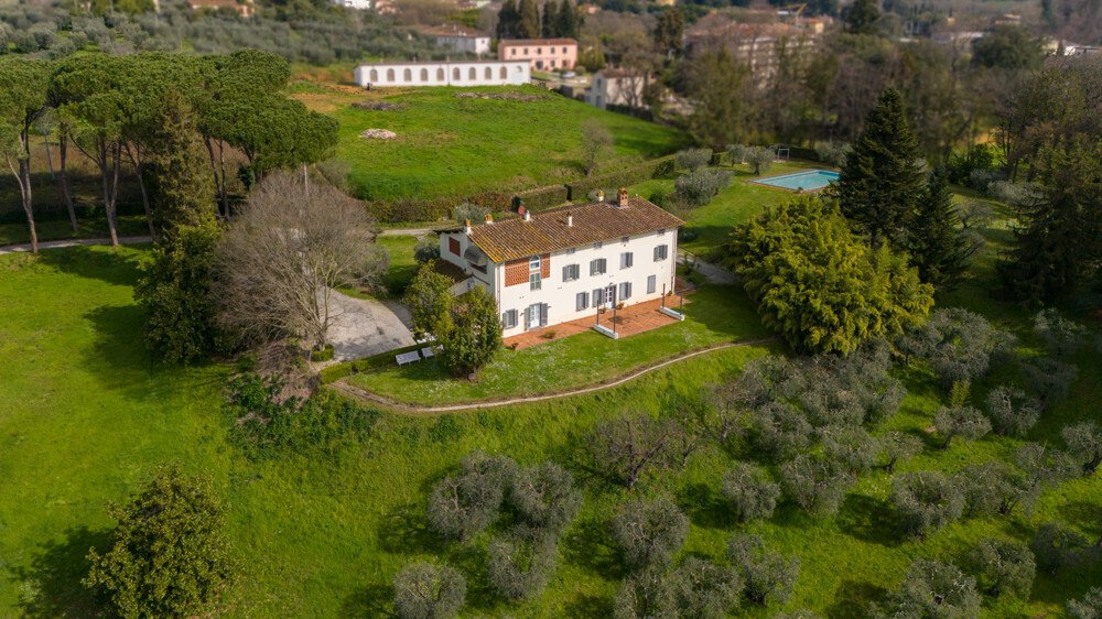 5 bedrooms Villa in Lucca, Italy No. 106308
