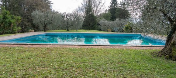 5 bedrooms Villa in Lucca, Italy No. 106308 3