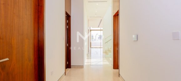 5 bedrooms Villa in Abu Dhabi, UAE No. 53099 61