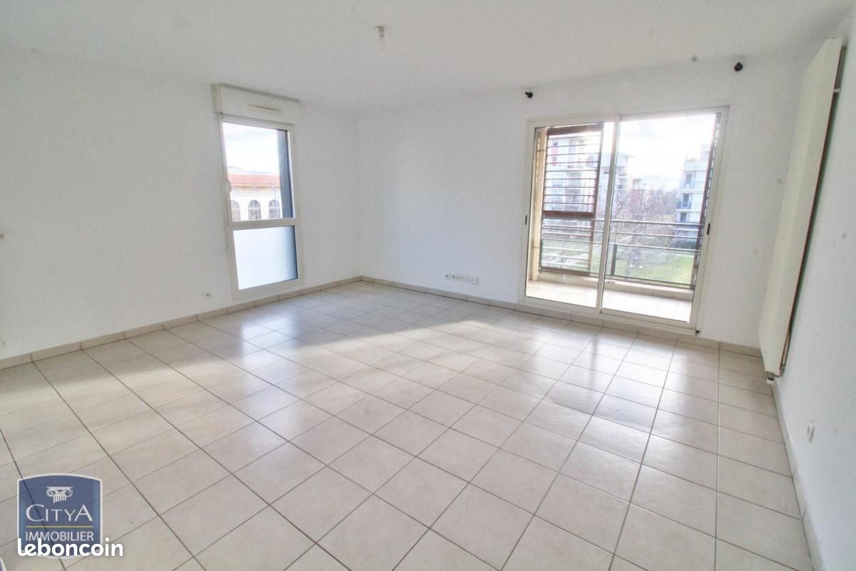 Квартира с 2 спальнями в Сент-Этьен, Франция № 205808