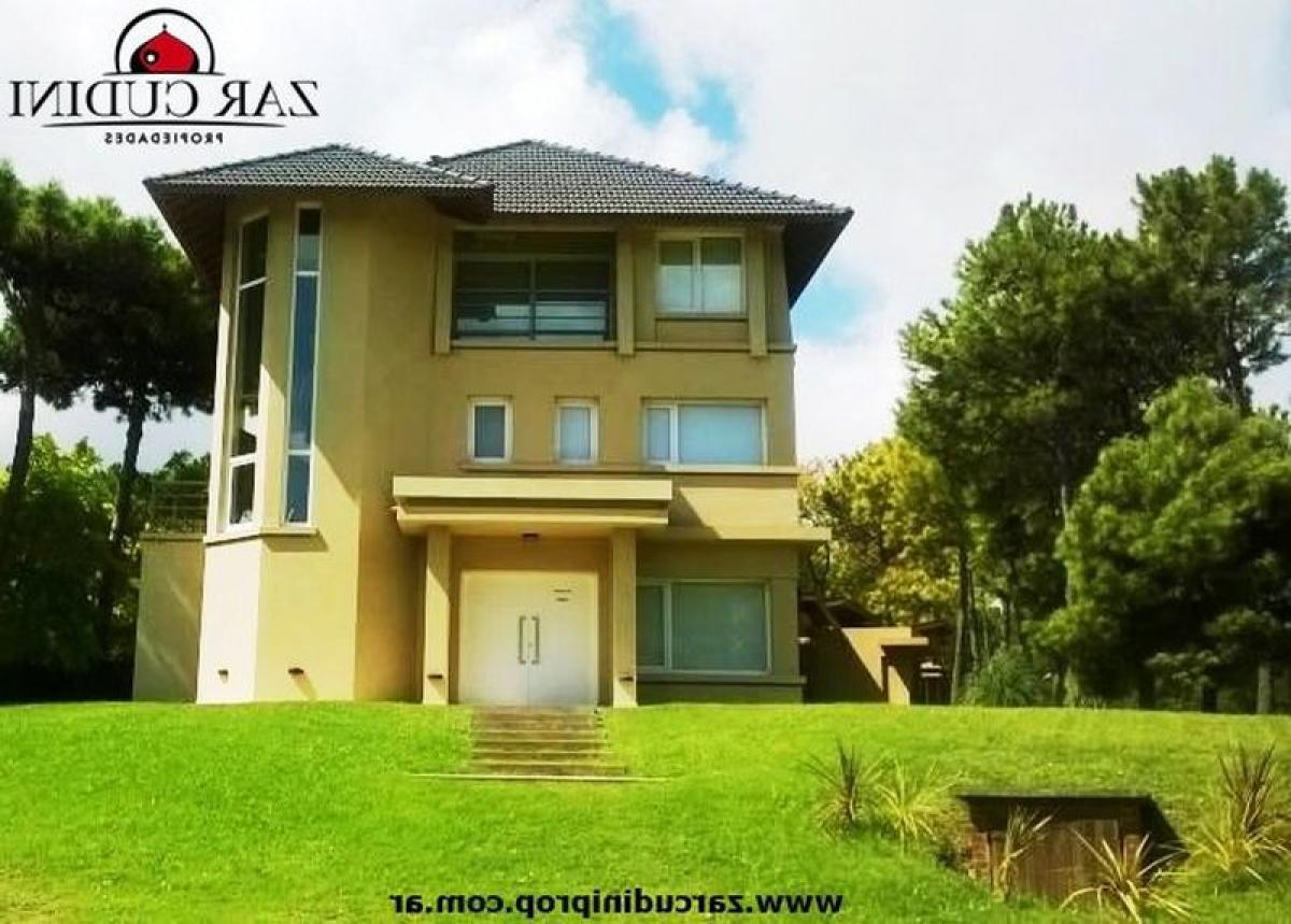 Casa de 4 dormitorios en Mar del Plata, Argentina No. 103513