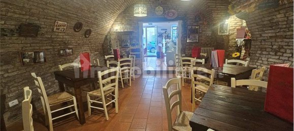 3غرفة عقار تجاري في Urbino, Italy رقم 84853 10