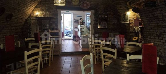 3غرفة عقار تجاري في Urbino, Italy رقم 84853 11