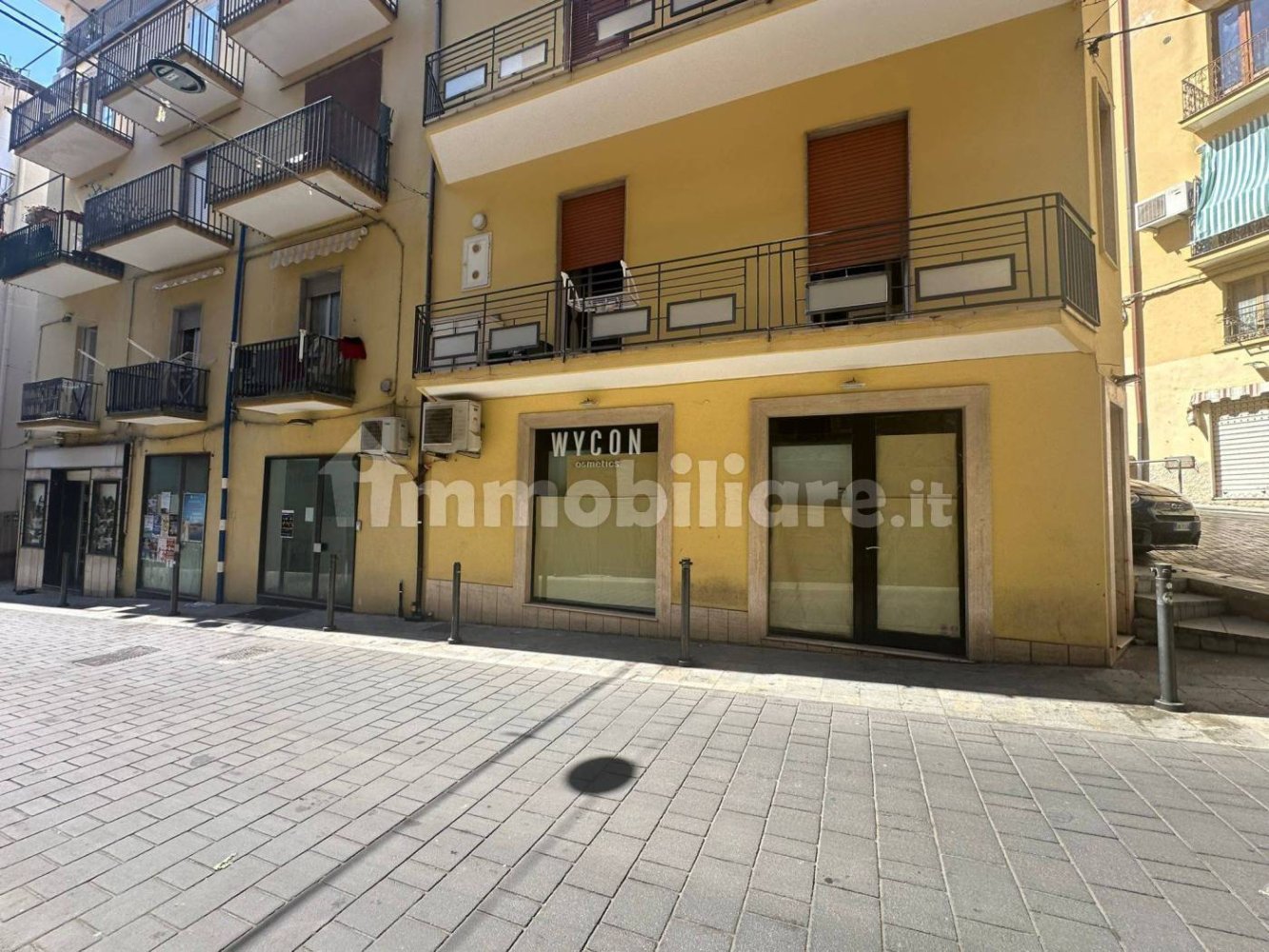 Propiedad comercial de 2 habitaciónes en Agropoli, Italy No. 84203