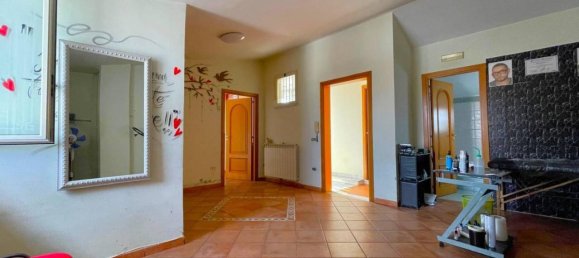 Casa de 9 divisões em Giugliano in Campania, Italy N.º 27060 127