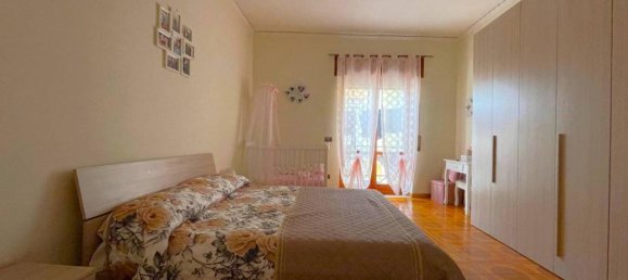 Casa de 9 divisões em Giugliano in Campania, Italy N.º 27060 88