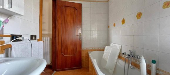 Casa de 9 divisões em Giugliano in Campania, Italy N.º 27060 51