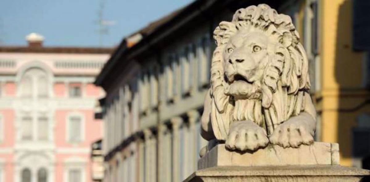 2 rooms Commercial property in Monza, Italy No. 340974