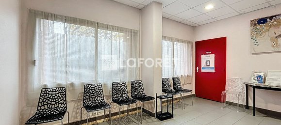 62m² Commercial property in Draveil, France No. 146569 2