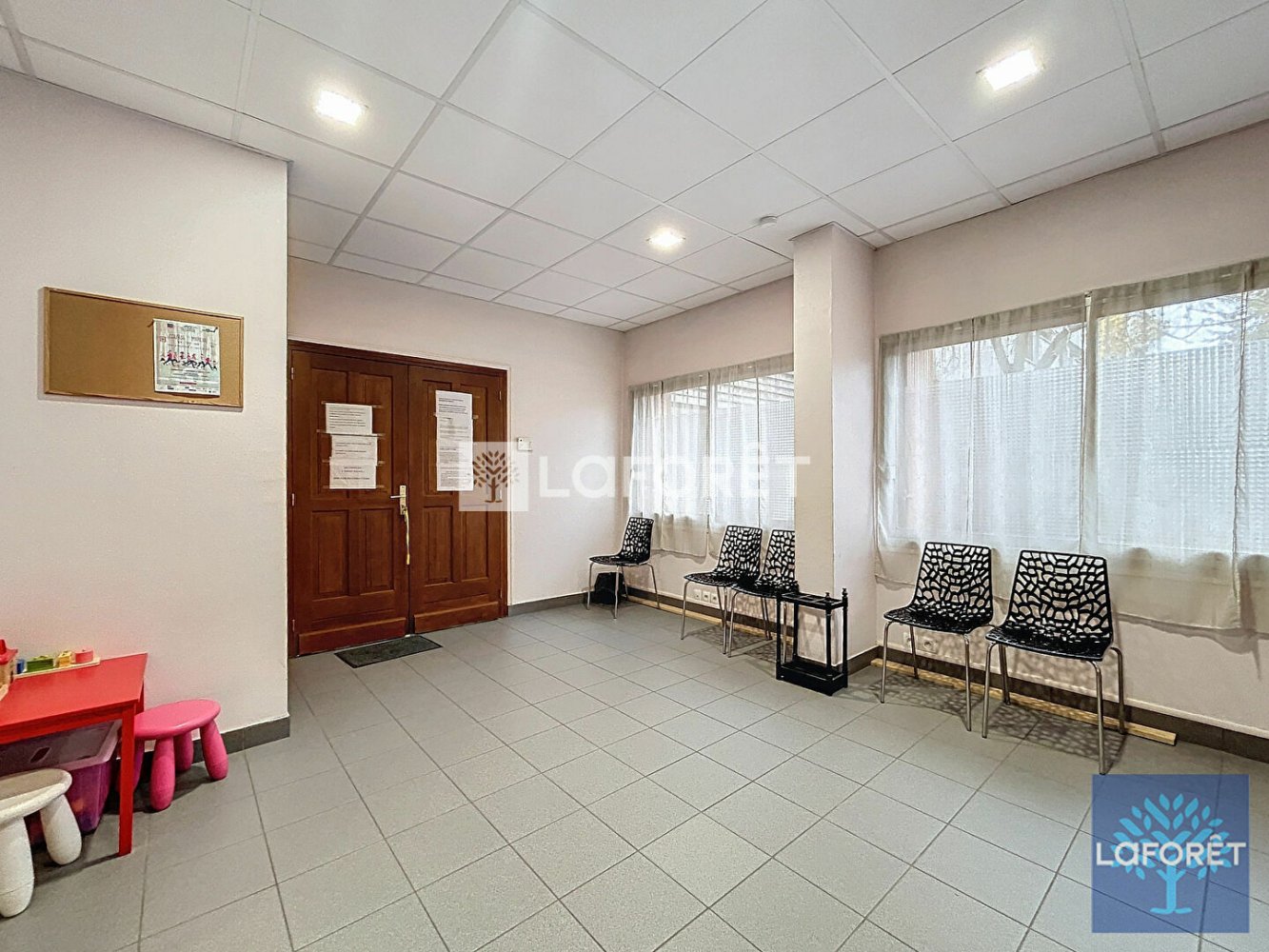 62m² Commercial property in Draveil, France No. 146569