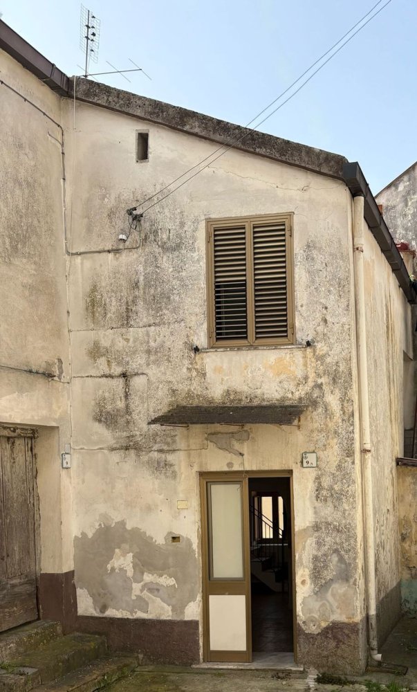 4 rooms House in Baronissi, Italy No. 26428