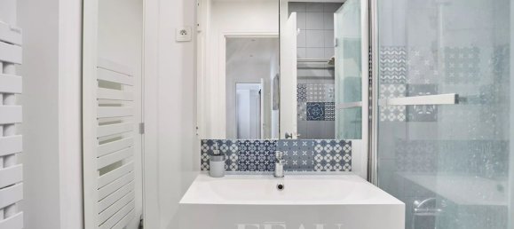 2 bedrooms Apartment in Paris, France No. 187099 13