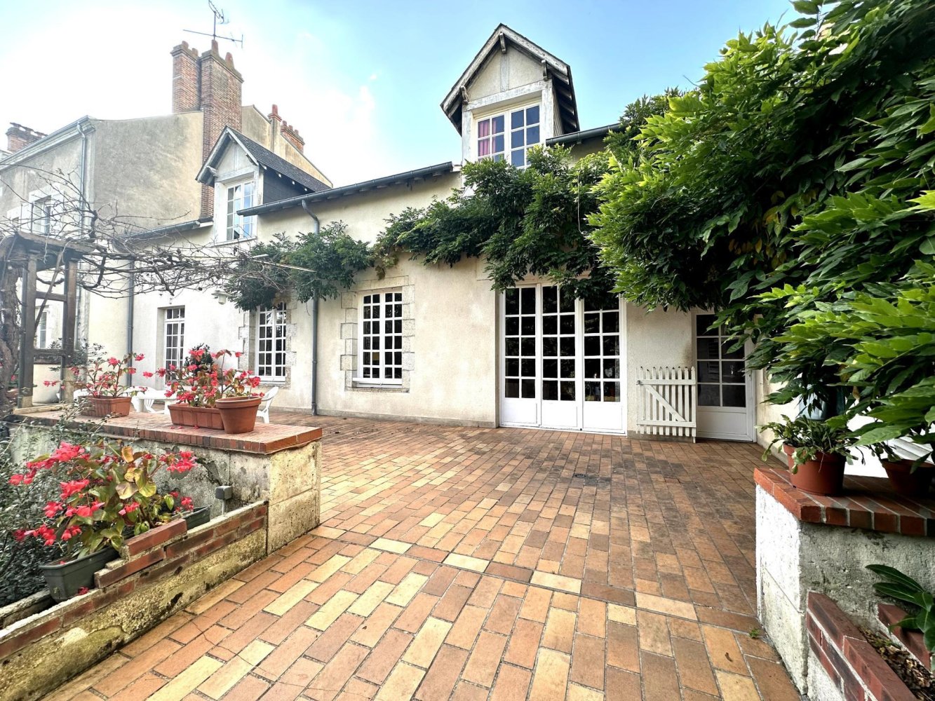 6 bedrooms House in Orleans, France No. 161273