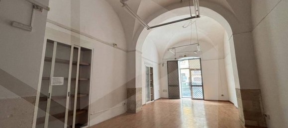 1 room Commercial property in Bari, Italy No. 23713 4