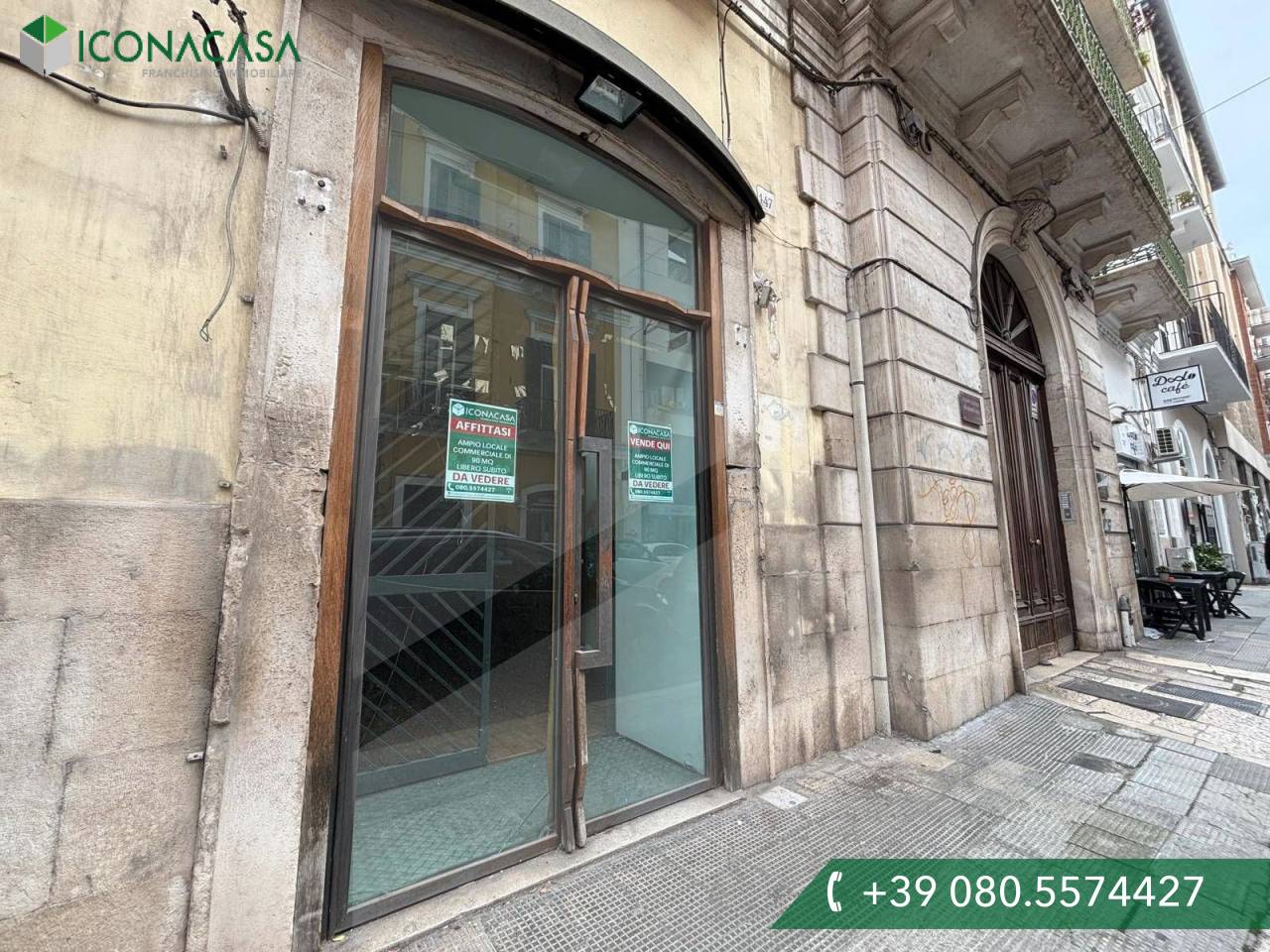 1 room Commercial property in Bari, Italy No. 23713