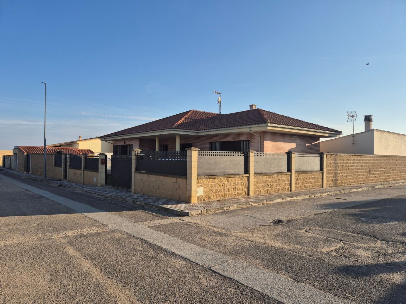 Casa de 5 dormitorios en Morales del Vino, Spain No. 277284