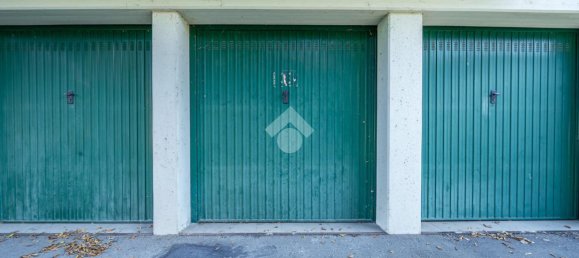 Garaje de 1 habitación en Reggio Emilia, Italy No. 6044 2