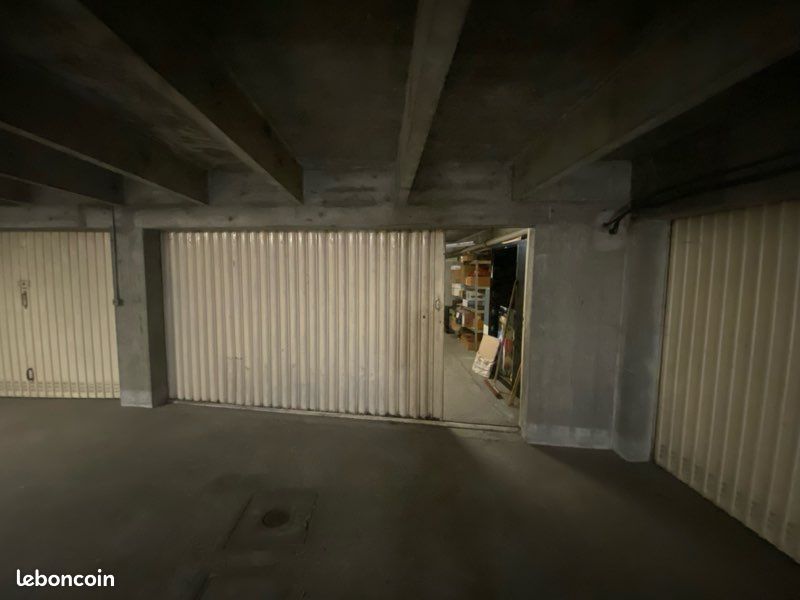  Garage in Villeurbanne, France No. 342671