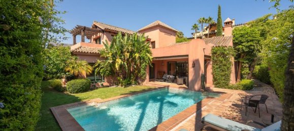 4 bedrooms Villa in Estepona, Spain No. 217838 2