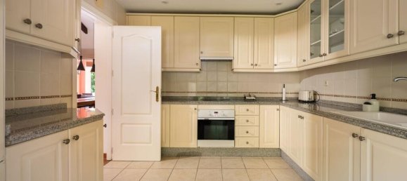 4 bedrooms Villa in Estepona, Spain No. 217838 12