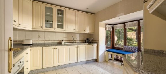 4 bedrooms Villa in Estepona, Spain No. 217838 11