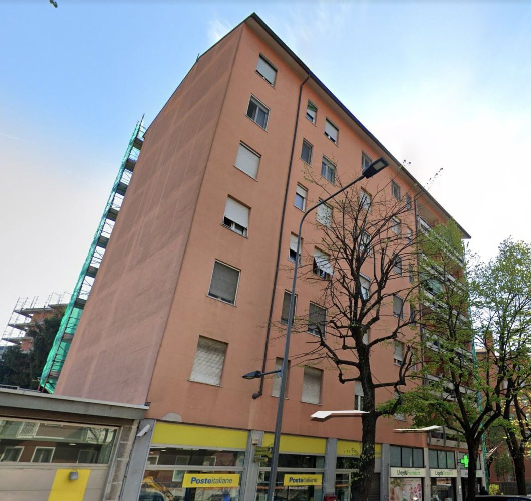 3 rooms Apartment in Milan, Italy No. 245420