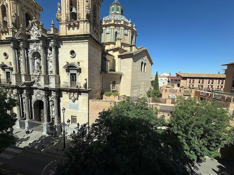 5 bedrooms Apartment in Granada, Spain No. 237870