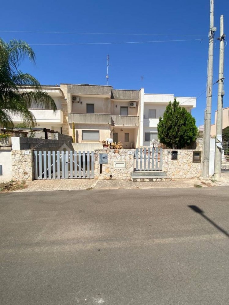 3 bedrooms Villa in Salve, Italy No. 354060