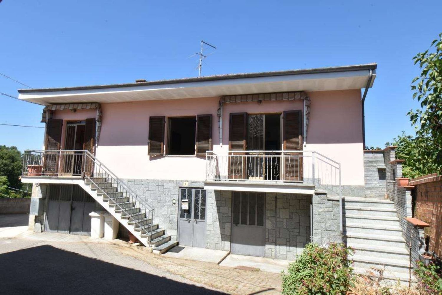 Дом с 6 комнатами в Монтеу Роэро, Италия № 298787