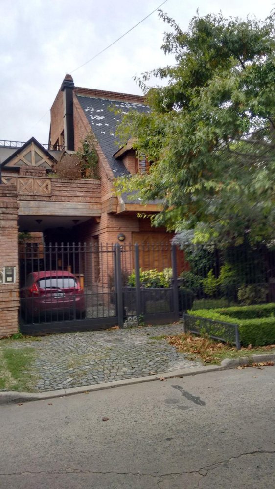 5 bedrooms House in Moron, Argentina No. 16062