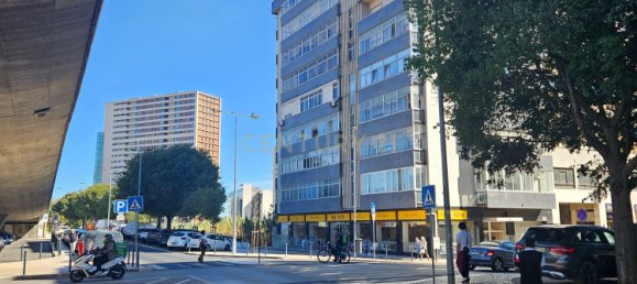 258m² Commercial property in Loures, Portugal No. 123374 4