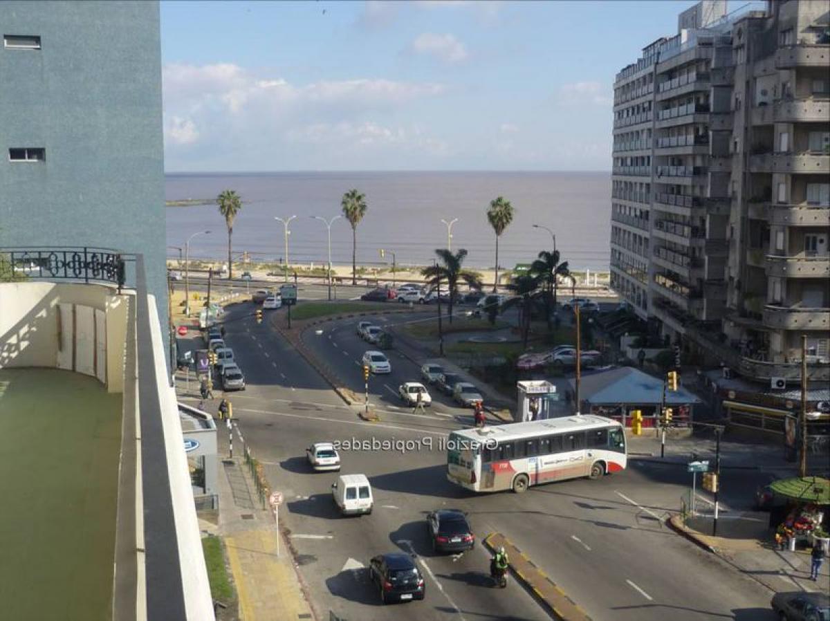 4 bedrooms Apartment in Montevideo, Uruguay No. 1398