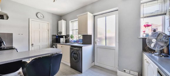 1 bedroom Maisonette in London, United Kingdom No. 7695 3