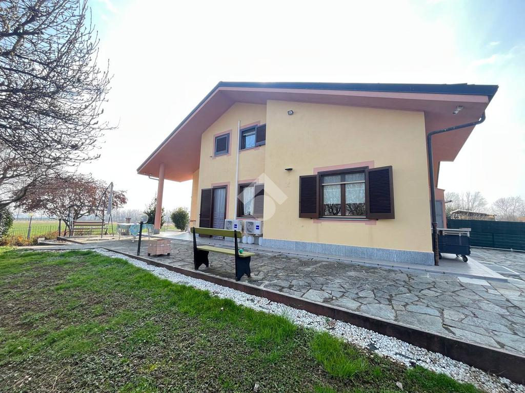 4 bedrooms Villa in San Francesco al Campo, Italy No. 141698