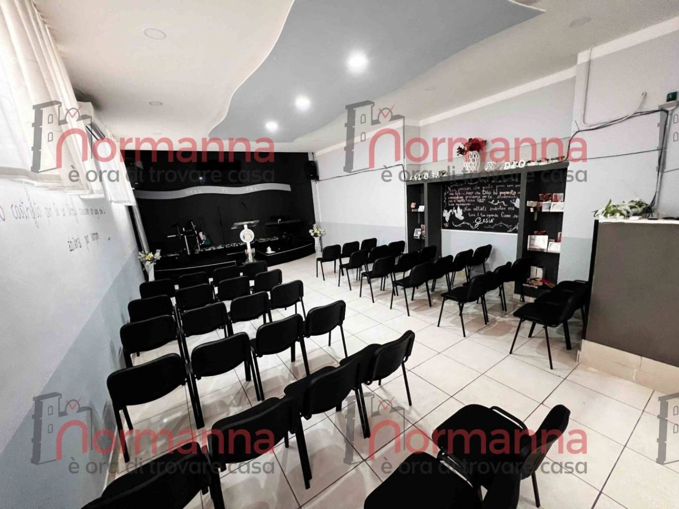 3 rooms Commercial property in Aversa, Italy No. 80623