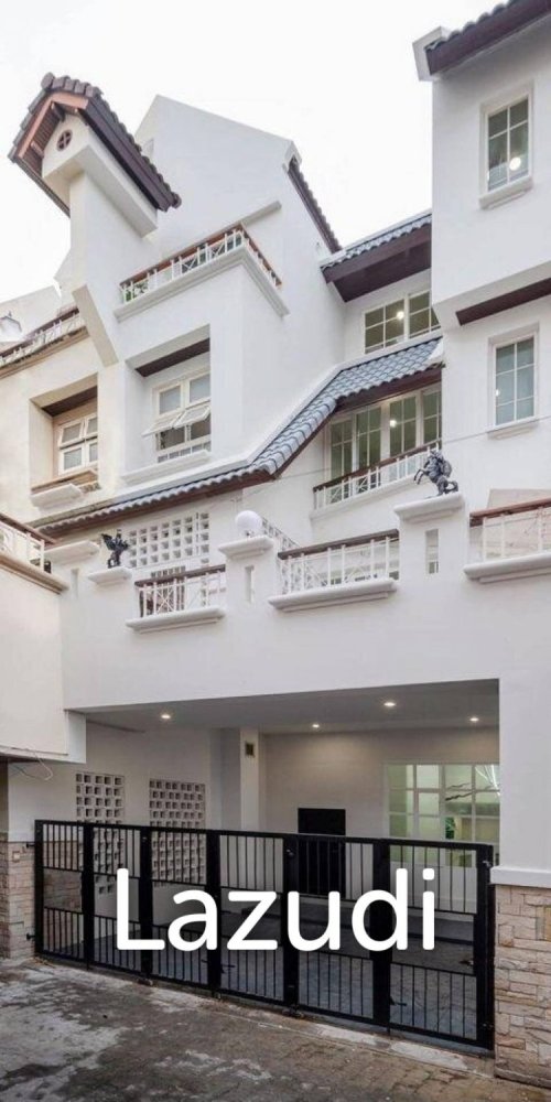 5 bedrooms Bungalow in Bangkok, Thailand No. 19593