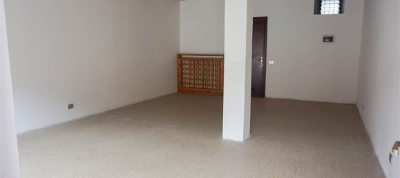 1-Zimmer Gewerbliche Immobilie in Cislago, Italy, Nr. 275831 2