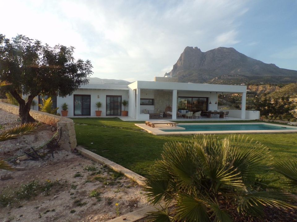 4 bedrooms Villa in Alicante, Spain No. 275953