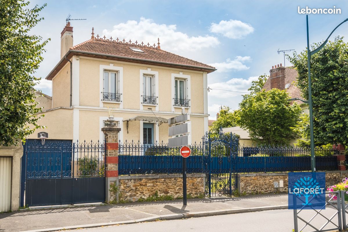 Casa de 3 dormitorios en Les Pavillons-sous-Bois, France No. 142999