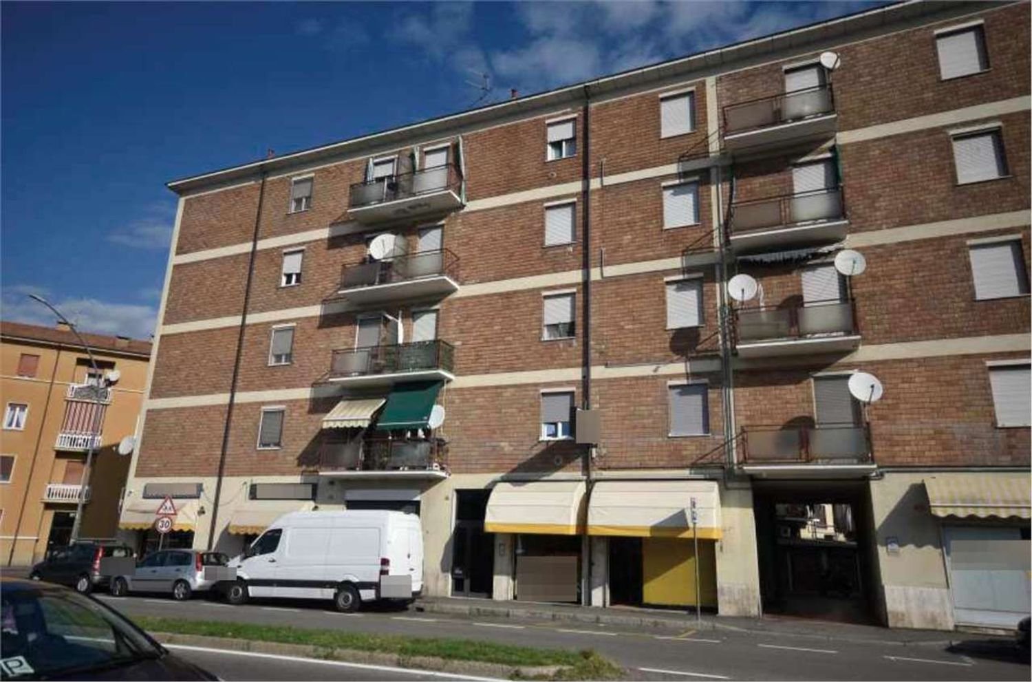 3 rooms Apartment in Piacenza, Italy No. 94706