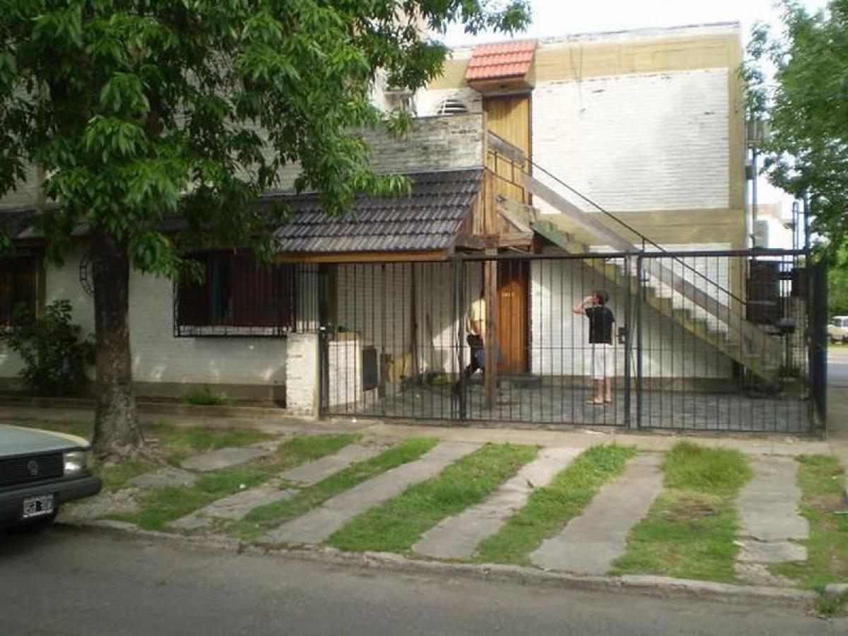 2 bedrooms House in Lanus, Argentina No. 17156